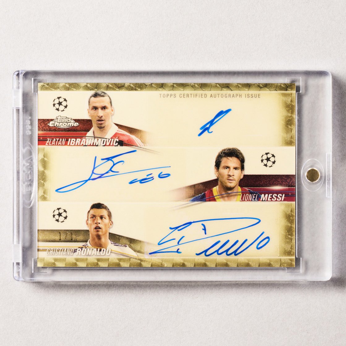Topps's tweet image. 𝗙𝗜𝗥𝗦𝗧 𝗟𝗢𝗢𝗞: 2023/24 Topps Chrome UCC will feature a Zlatan Ibrahimović, Lionel Messi, &amp;amp; Cristiano Ronaldo triple autograph card.
