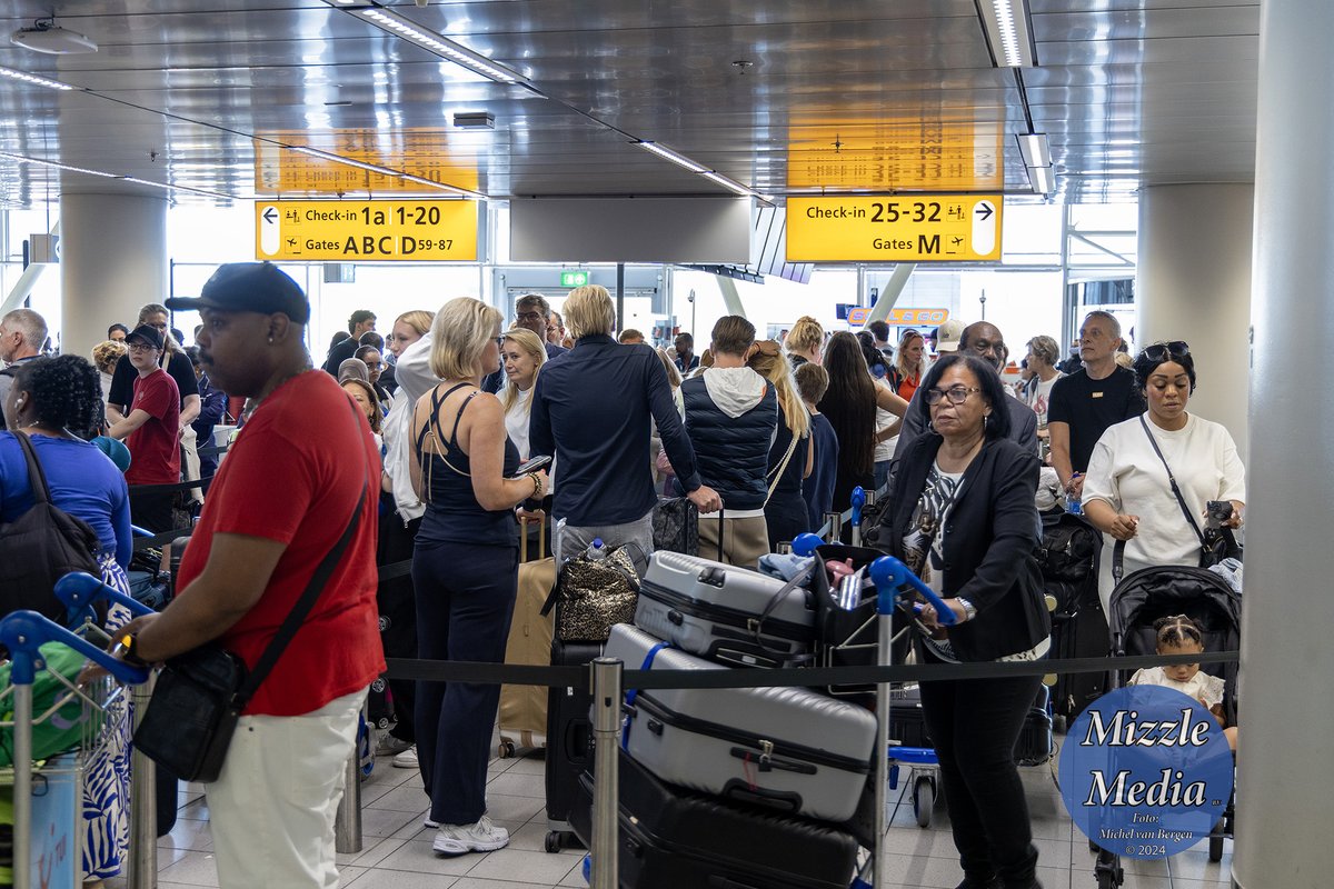 mvbergen's tweet photo. Drukte op #schiphol na de wereldwijde #computerstoring #grip2 https://t.co/LayaigXgJU