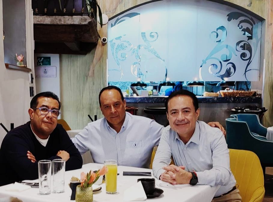 Alvaro_Rmz_V's tweet photo. #Ruta24 📷 | Más de un año de giras, entrevistas, días intensos y, afortunadamente, al final muy emocionantes.

Un día tendremos mucho que contar sobre la crónica de estos tiempos, @JoseTomeCabrera @IsaacHV https://t.co/qSU2qSBvMC