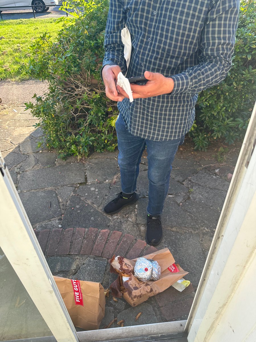 Richie_B_Knight's tweet photo. When you place an order through Uber Eats, the driver drops it on my door step as the bag splits and then Uber doesn't pay the driver or issue a customer refund! It was even a priority order and we were the second delivery!? @ubereats_uk https://t.co/eKRr41Hwgq