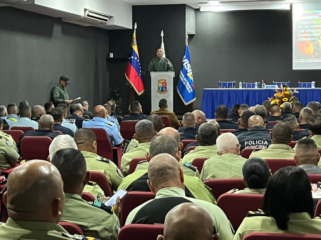 🔁 RT || GJ. <a href="/dhernandezlarez/">GJ. Domingo Hernández Lárez</a>: La #FANB iluminando e instruyendo a sus profesionales para la participación y desempeño eficiente durante el Plan República “Elección Presidencial 2024”.
Moral y luces para conservar y mantener la paz , garantizando los derechos políticos de la
