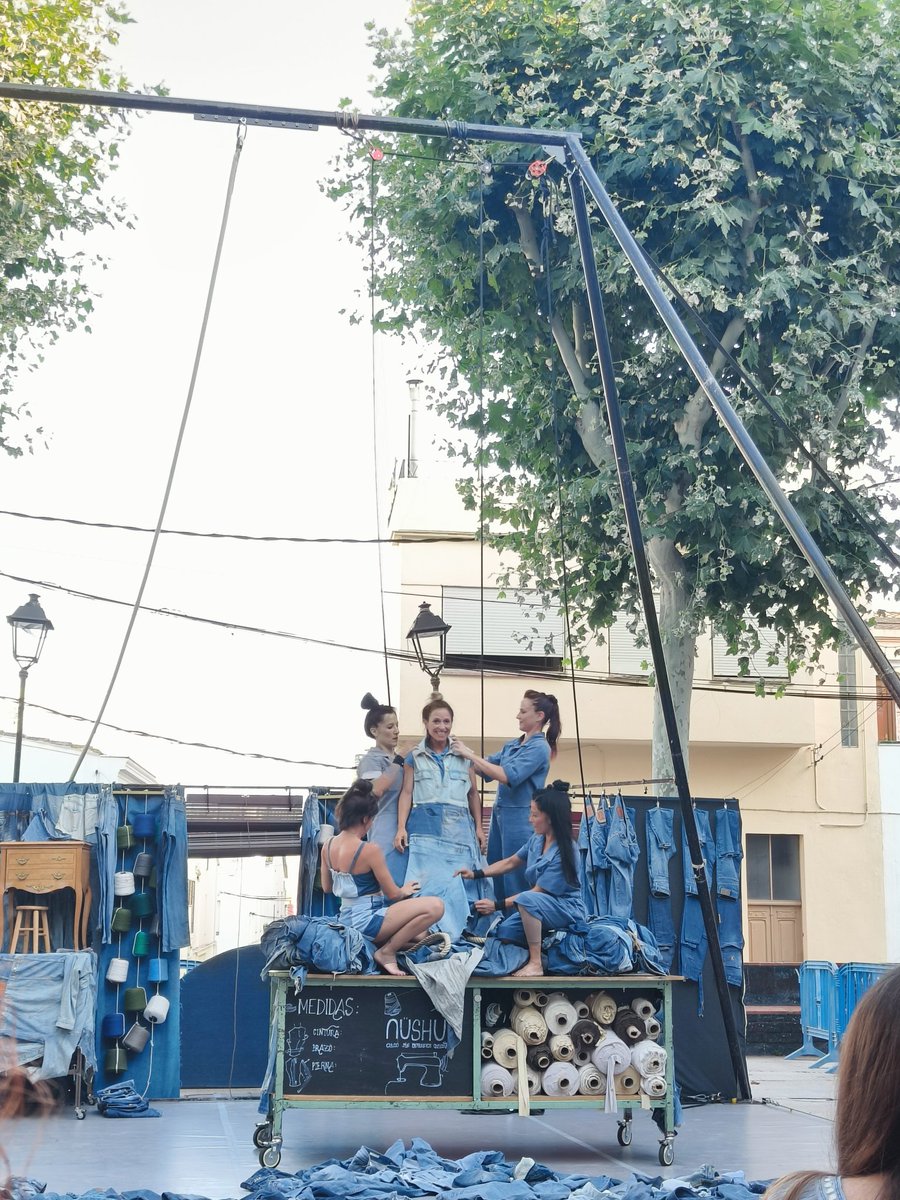 plederiure's tweet photo. Cinc acròbates que ens expliquen una història amb el seu cos, i amb el silenci, i amb el riure, i amb el moviment.

Així es #NüShu, de #Ciacapicua un espectacle que ens transporta a un taller de texans on tot és possible, i on recordem la importància de les coses petites. https://t.co/KyheTS4VB1
