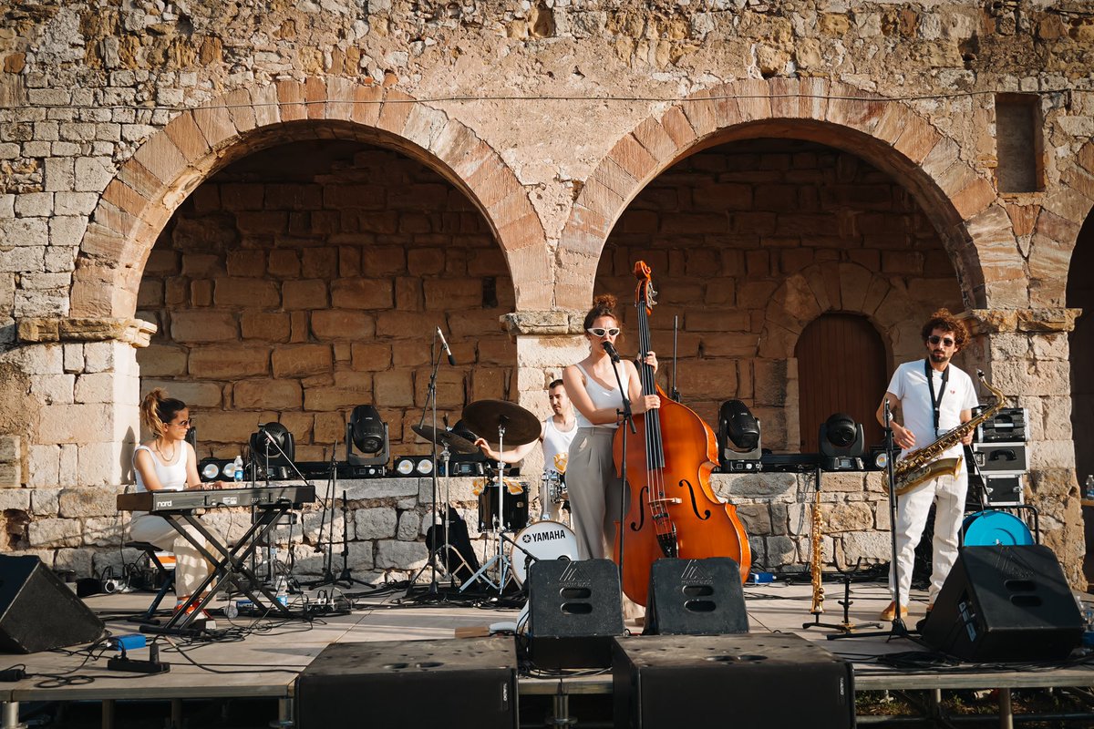 LaConca51's tweet photo. 🎶 La contrabaixista i cantant @MagaliDatzira estrena l’escenari de la #Nit51 2024 i tanca la gira del seu primer disc “Des de la cuina” amb nosaltres ✨. https://t.co/RB0inpr3aC