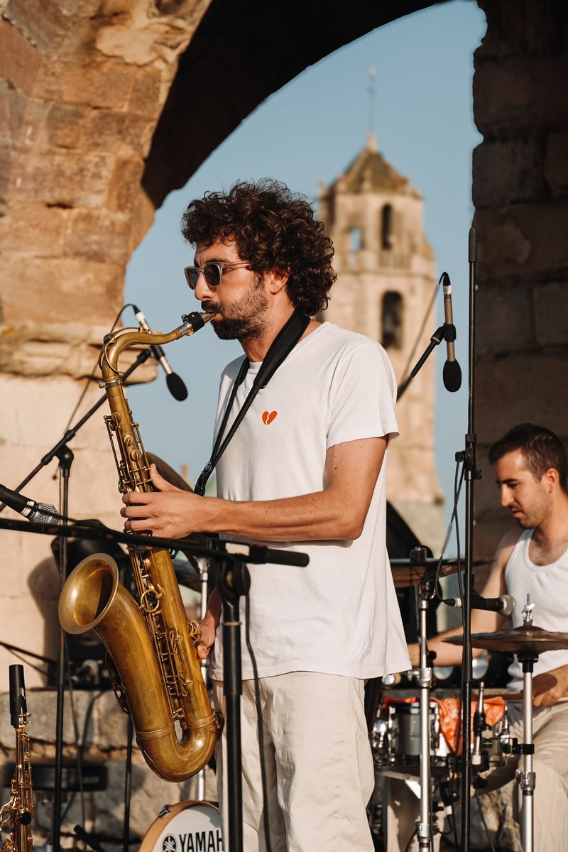 LaConca51's tweet photo. 🎶 La contrabaixista i cantant @MagaliDatzira estrena l’escenari de la #Nit51 2024 i tanca la gira del seu primer disc “Des de la cuina” amb nosaltres ✨. https://t.co/RB0inpr3aC