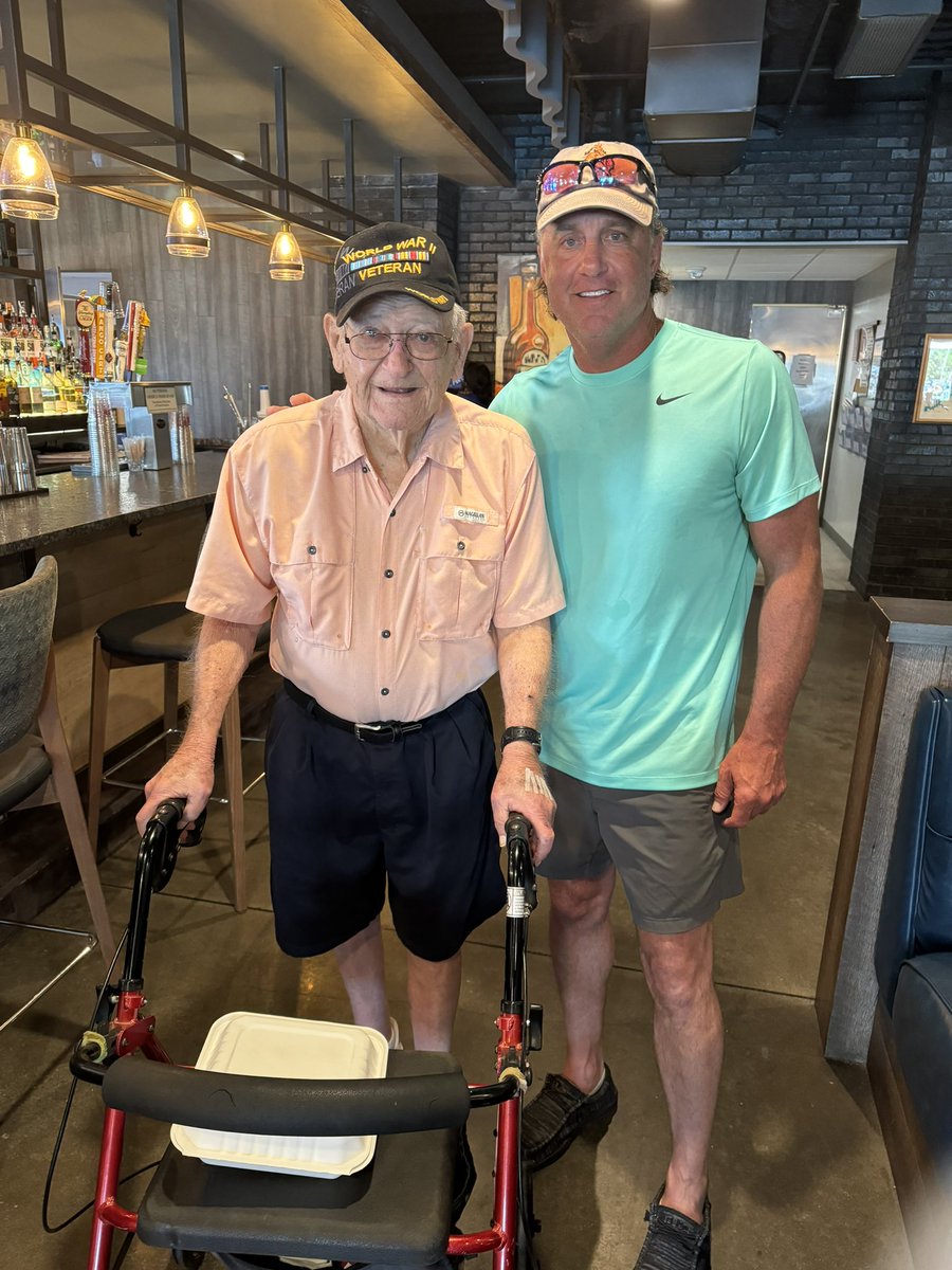 CoachGundy's tweet image. Bumped into another #okstate grad. 99 years old - World War II vet! True Hero! Always appreciative of the men and women who serve our county. Thank you! #GoPokes