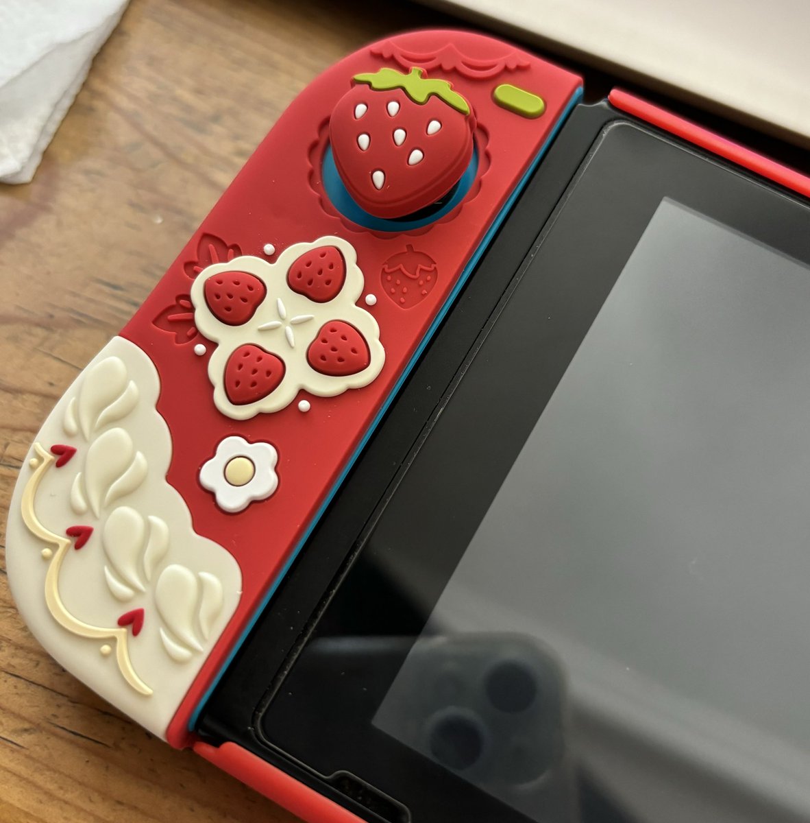 adriPcamp's tweet photo. Amee🥰🍓 me encantó esta funda, ya necesitaba una nueva, la que tenía ya estaba bien cochina https://t.co/RKURJaZGTW