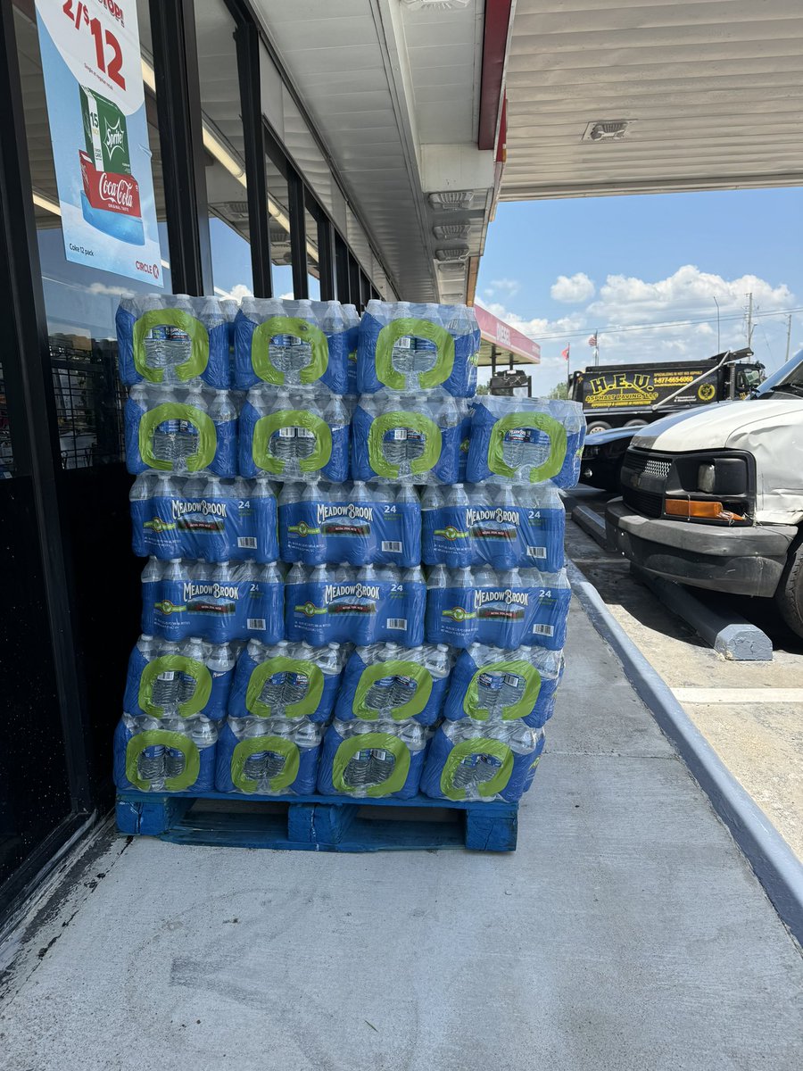 mtownsel's tweet photo. @CircleKStores please tell your store/truck stop in Texarkana that blocking its ONLY ramp into the front to pay for gas and products is rendered completely useless when you stack a huge pallet of water on the sidewalk right before the door. Ridiculous. #adafail https://t.co/6Q1K8mZ40Q