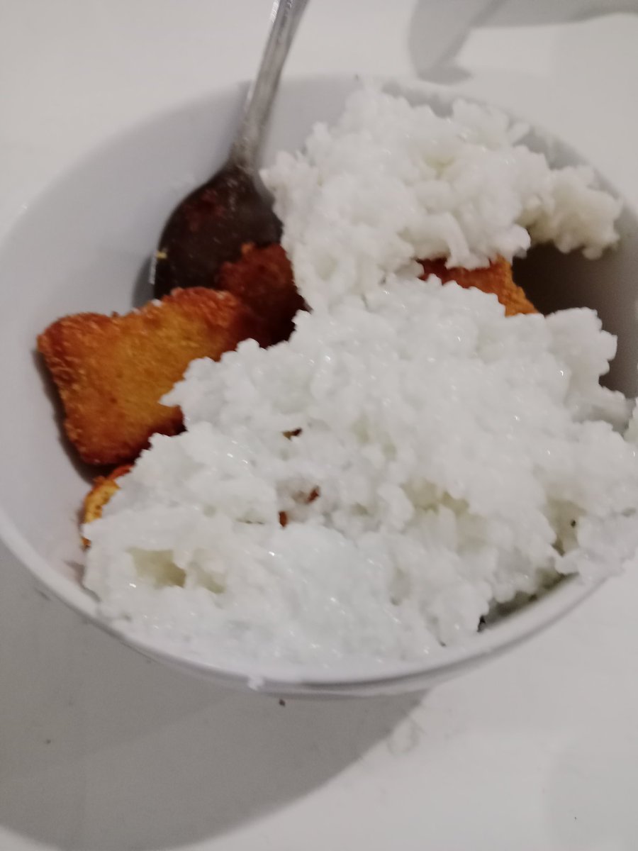 Cooking my own meal for dinner and still I fucked up the rice after 2 weeks got kicked out lmao, I need to figure out the rice to water ratio for 1 person size XD
