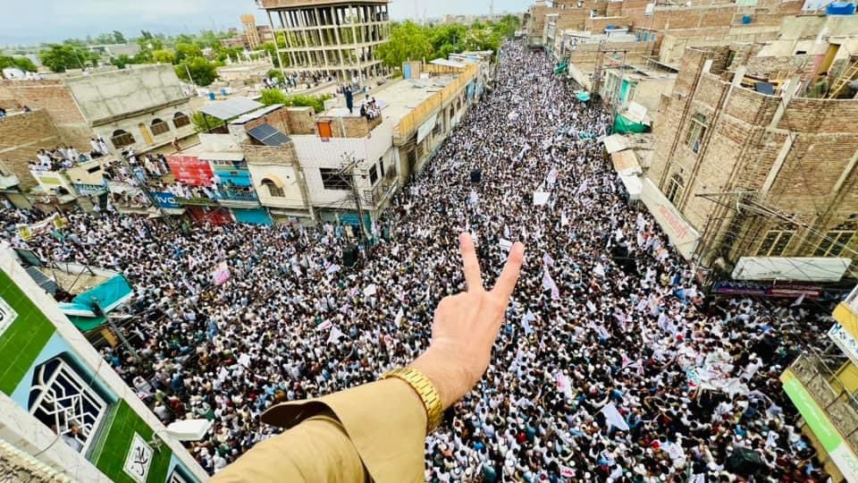 Achakzai__raziq's tweet photo. انقلاب دی اوښتون دی
سراغاز د نوي یون دی

د غفلت له اوږده خوبه 
راویښ شوی نن پښتون دی
#منتظر 
#StateAttackedBannuPeaceMarch https://t.co/TQYuePSw1s