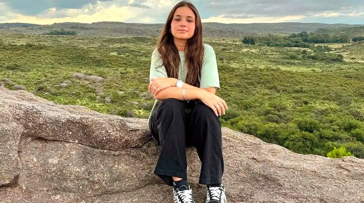 Catalina Gutiérrez (21)salió de su casa para encontrarse con amigxs. Su compañero de estudios Néstor Aguilar Soto confesó haberla matado luego de decir que ella era “el amor de su vida”. La violencia patriarcal nos sigue matando en nombre del amor.
Fue femicidio. #NiUnaMenos