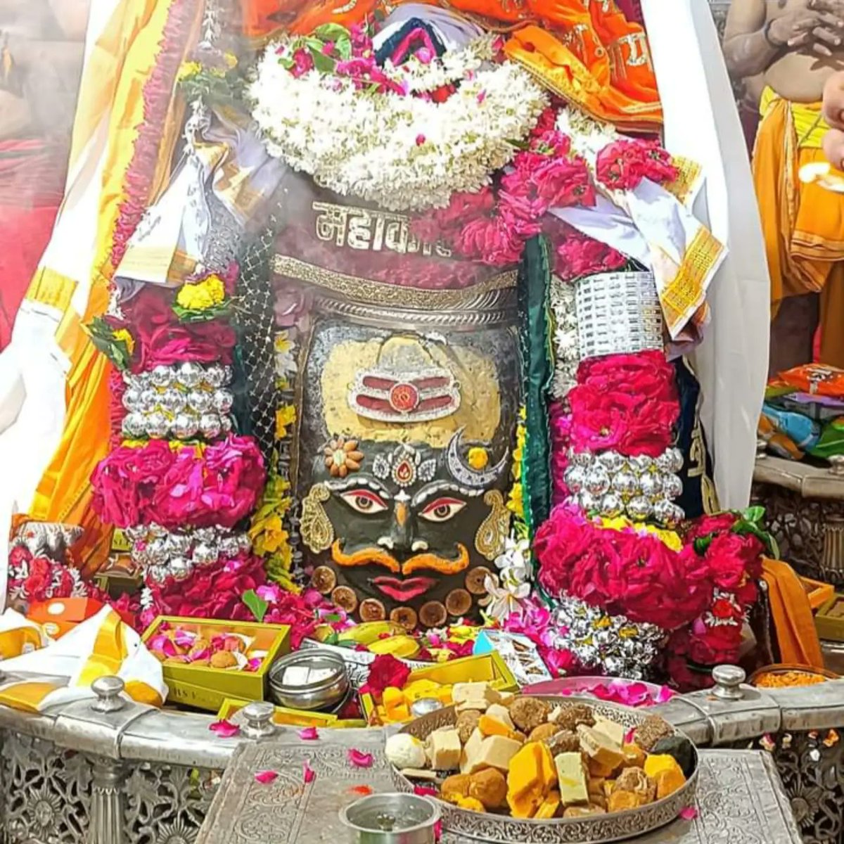 astroashish80's tweet image. .★★★┉┅━❀꧁꧂❀━┅┉★★★
*‼️जय श्री महाकाल‼️*
 *स्वयंभू दक्षिणमुखी ज्योतिर्लिंग राजाधिराज मृत्युलोकाधिपति भूतभावन अवंतिकानाथ बाबा महाकाल का आज का भस्मारती श्रंगार दर्शन।*
20/जुलाई/2024, शनिवार
★★★┅━❀꧁꧂❀━┅★★★