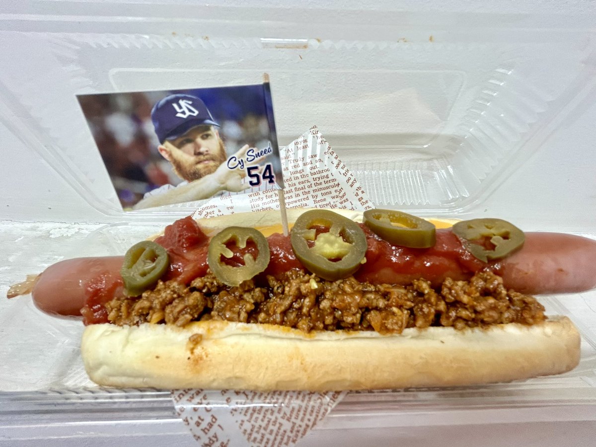 810pat's tweet photo. AMERICAN BASEBALL WEEKEND ❗️
MLB JAPANとスワローズが一緒に野球を盛り上げる3日間です。私もいつもより英語アナウンス多めで、オープニングトークはアメリカMLB風⁉️な格好でアナウンスしてまーす😊似合ってるかな？😅サイズニードドック最高にうまい😋アメリカんな気分を味わってね🫡
#スワローズ https://t.co/Nk7YdEKau9