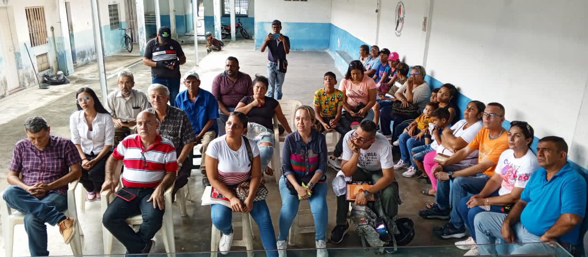 williamsdavila's tweet photo. Reunión con dirigentes de la parroquia Rómulo Betancourt del municipio Alberto Adriani, estableciendo las bases que llevarán a @EdmundoGU a la victoria segura este 28 de julio en el estado Mérida.
#ADConecta #AccionDemocraticaEnResistencia #EdmundoPresidente https://t.co/vqkzS1TA5u