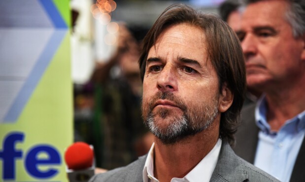 ffasanomertens's tweet photo. Mala táctica eligió la coalición gobernante al intentar comparar la corrupción de jerarquías del FA con las suyas propias. El FA solo exhibe en 15 años de gobierno solo 2 casos de jerarcas de medio pelo que embolsaron dineros ajenos en sus arcas. Del gobierno actual en menos de 5 años, emana un miasma hedionde de decenas de coimeros y lo que es peor una asociación para delinquir que destruye documentos públicos y conspira contra el poder judicial para esconder sus crímenes en un quinquenio con niveles de corrupción sin precedentes, que se ha llevado puestos a varios Ministros, intendentes y altas jerarquías del régimen.