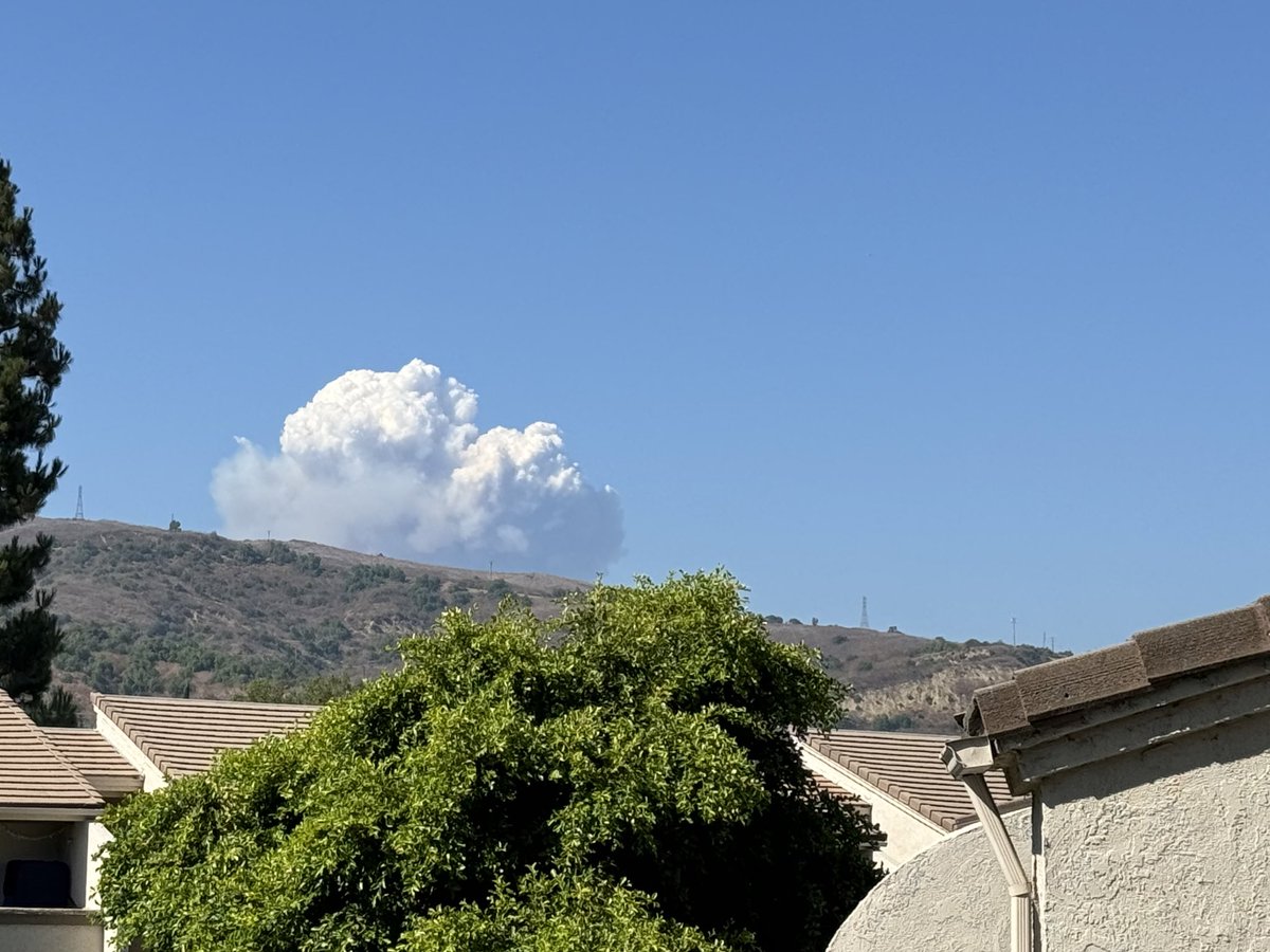 audrizzle_92's tweet photo. @LAFireAlerts Seen from Brea. This was taken 30 min ago. It’s dispersed/moved a bit since then. https://t.co/avmaBexJI4