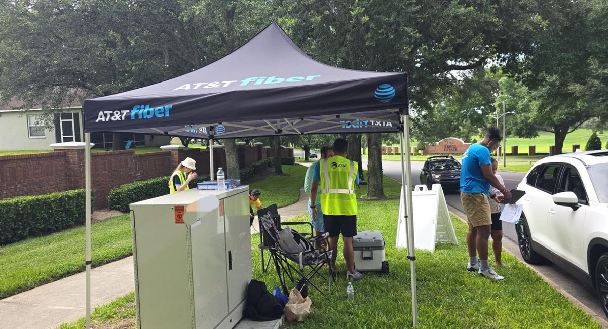 IsThatSoMike's tweet photo. @zeusONEFLA @One_FLA @ATT @LuisSilvaOneFLA Embracing and binging the FL heat! #lifeatatt https://t.co/kLYNO67AOv