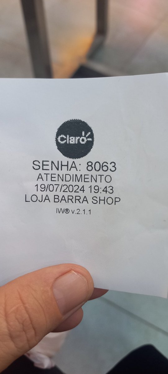 bukinskymazoni's tweet photo. Realmente é uma grande falta de educação com o cliente, pois colocam uma placa dizem na loja que atende em 20 minutos o cliente... agora são 20:46.... mais de uma hora e nada... alô @ClaroBrasil https://t.co/JTMYXv3Hc1