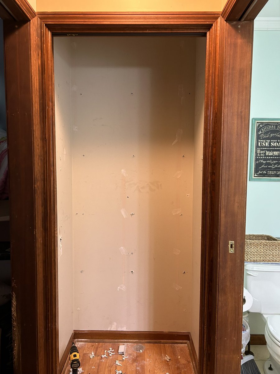 carolynmbinder's tweet image. Bidding a very overdue farewell to our 50 shades of beige back hallway. Emma thought I was crazy creating a hallway mudroom but now she loves the idea.
Gotham City grey going in!!! Had a couple of helpers too!! 🩶🩶🎨🏡 #HomeOwnership #WeekendProjects