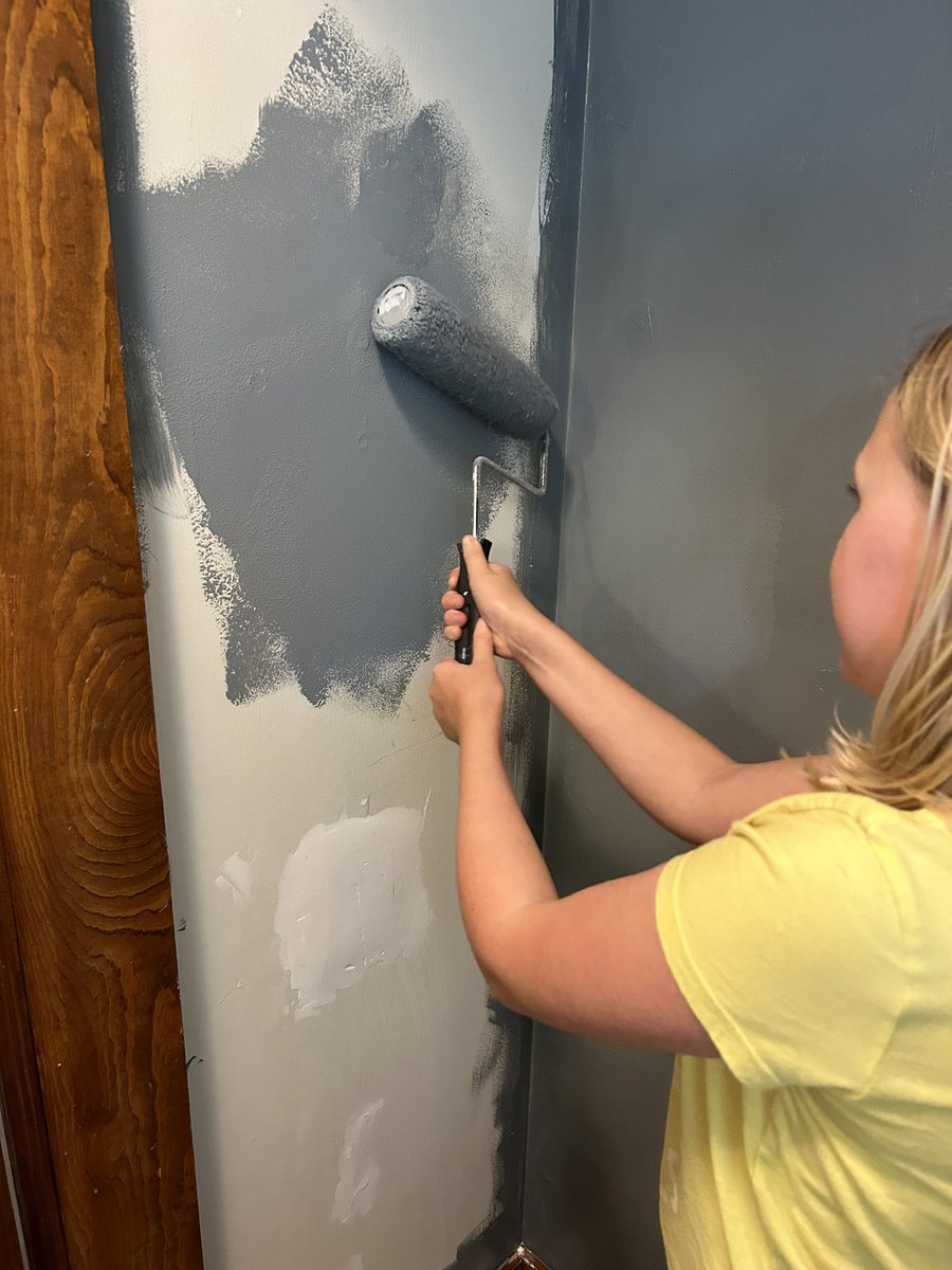 carolynmbinder's tweet image. Bidding a very overdue farewell to our 50 shades of beige back hallway. Emma thought I was crazy creating a hallway mudroom but now she loves the idea.
Gotham City grey going in!!! Had a couple of helpers too!! 🩶🩶🎨🏡 #HomeOwnership #WeekendProjects