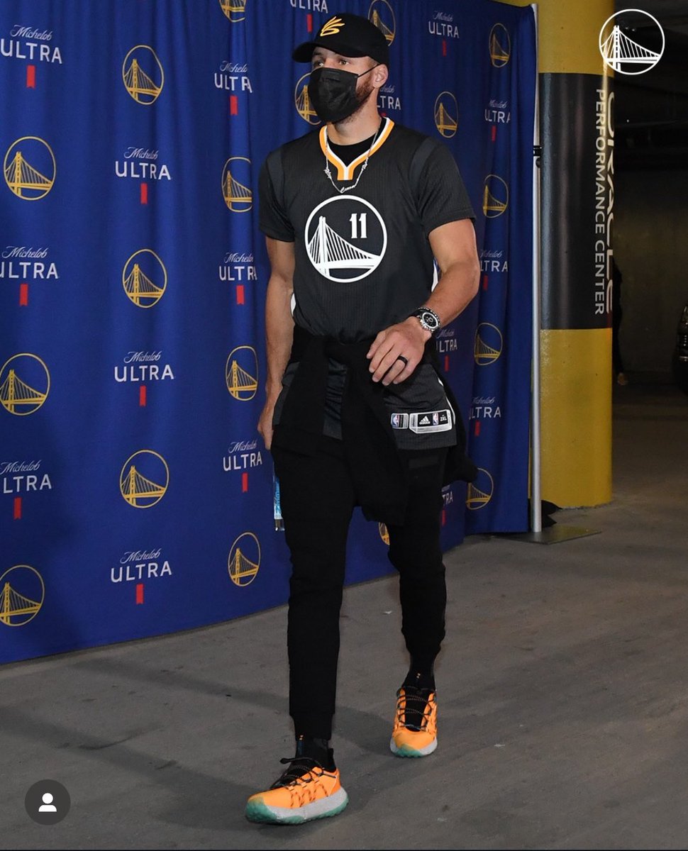 Gardas111's tweet photo. When every Warriors player wore Klay’s jersey before his first game back >>> https://t.co/TTY9L3oAKI