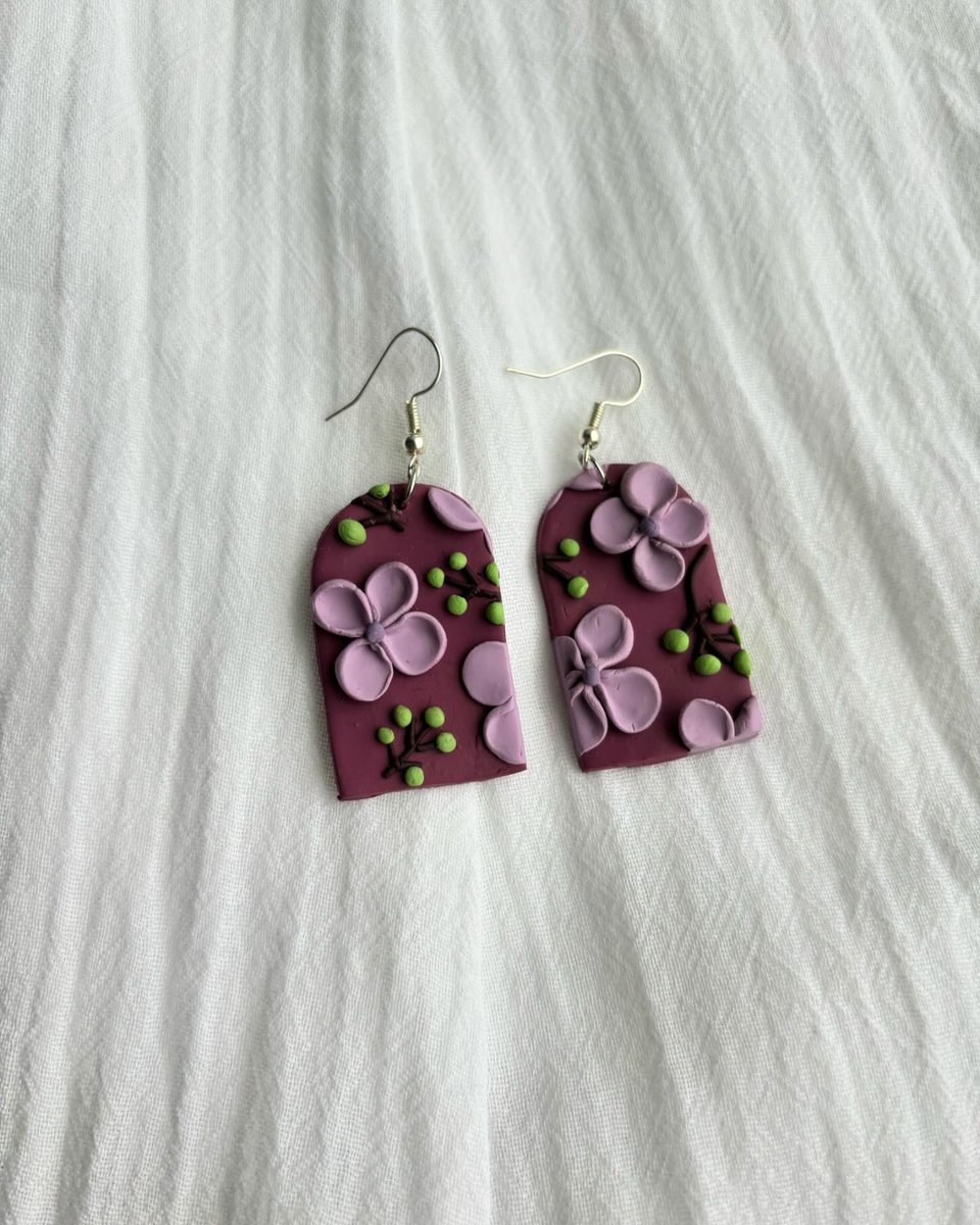 doomsclay's tweet photo. For those of you who are Team Yennefer 🦄

Yennefer of Vengerberg inspired lilac and gooseberries earrings 

https://t.co/Uet1IqLNsH https://t.co/UrEttntAg1