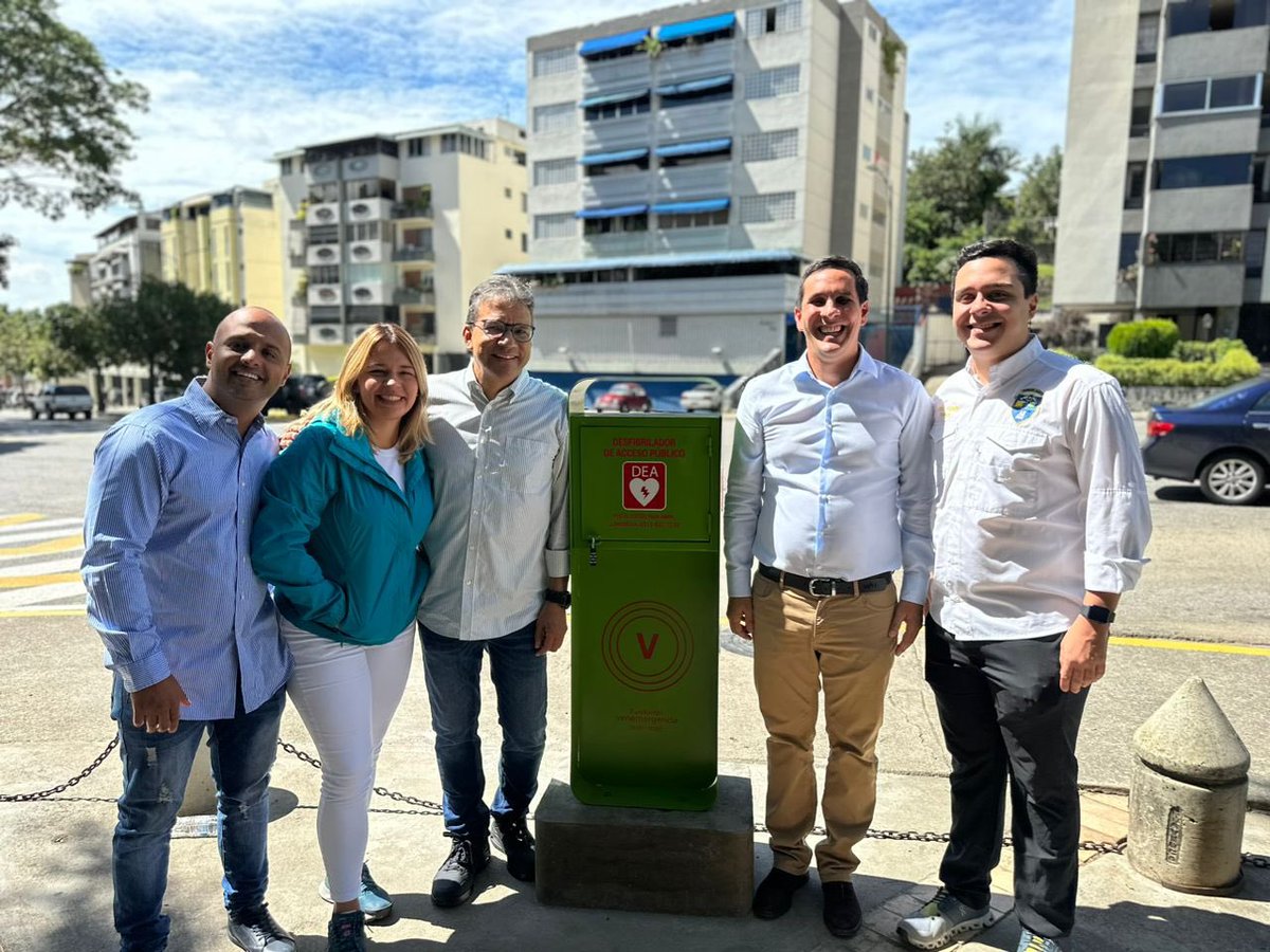 luisaguilarj's tweet photo. Es un placer anunciarles algo muy importante: ¡Tenemos un segundo desfibrilador externo en Baruta y está en Cumbres de Curumo! 

El mismo fue instalado el día de hoy #19Jul gracias a @venemergencia, quienes este año confiaron en nosotros para este proyecto. https://t.co/T3HxooQd1i