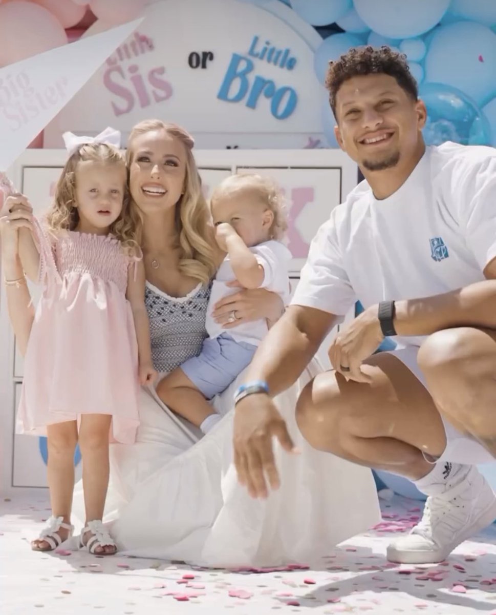 Farzin21's tweet photo. Patrick and Brittany Mahomes revealed their third baby will be a girl. Congrats to the Mahomes fam! 

📸: patrickmahomes and brittanylynne on IG https://t.co/MT3ei0vGtC