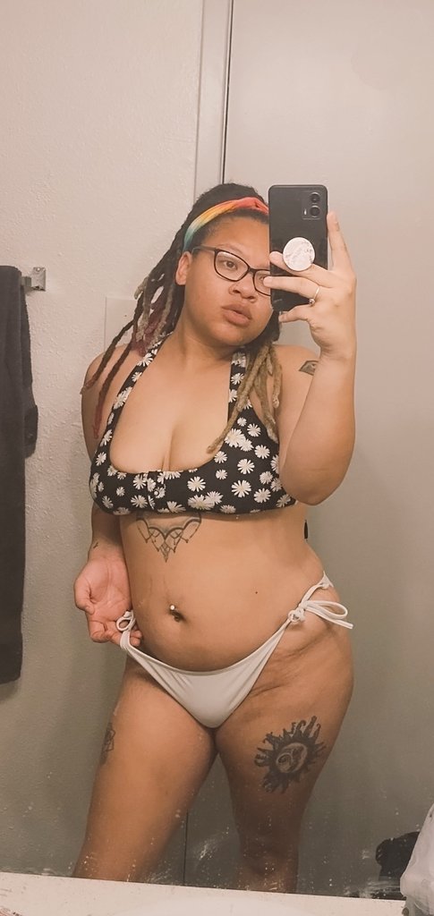 beautifuldaeeee's tweet photo. Only thing truly fat around here is this PU- *Phone dies* https://t.co/dWyxZINQ11