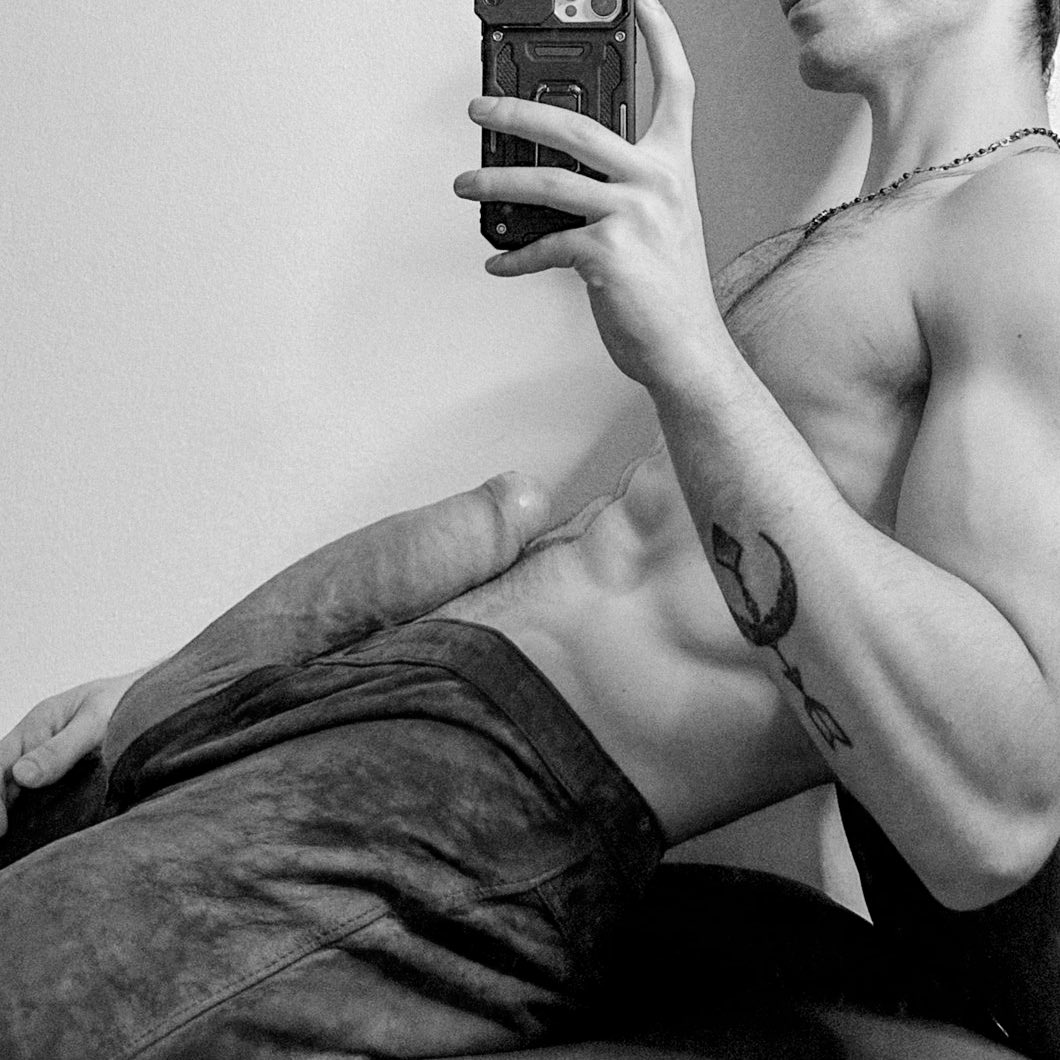 scaredynight's tweet photo. Mirror selfie. https://t.co/BUgCiCiecv
