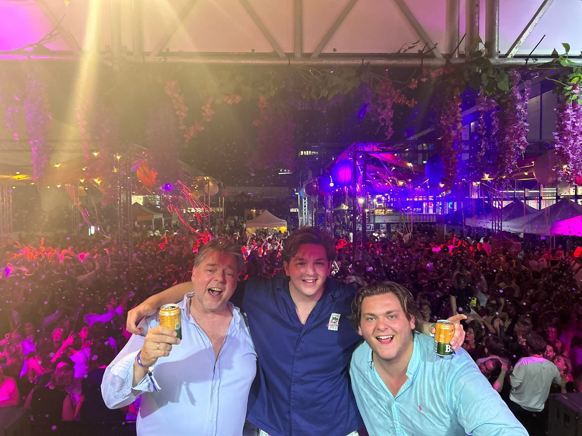 Dikke_Dries's tweet photo. vanavond waren we 'headliner'. Samen met mijn zonen draaien op 1 van de grootste studentenfeesten van NL. Wat hebben we genoten! #utregmestadsie #Uvsv #Usc https://t.co/bWbLaLdS2s