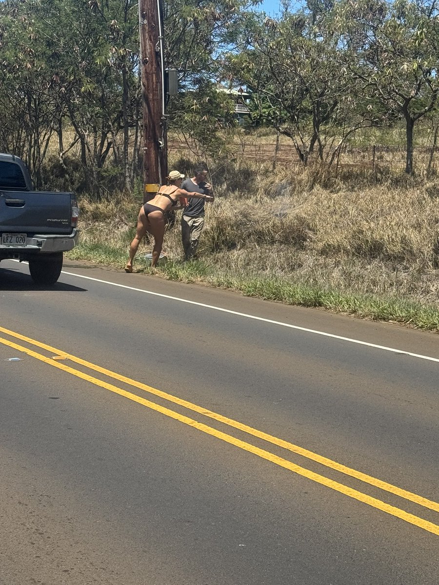 BelovedSoul333's tweet photo. @HawaiiNewsNow I just recorded a video in Paia a live electric pole coil on FIRE starting a grass fire. Two random heros are saving it! https://t.co/ISgJMyvp99