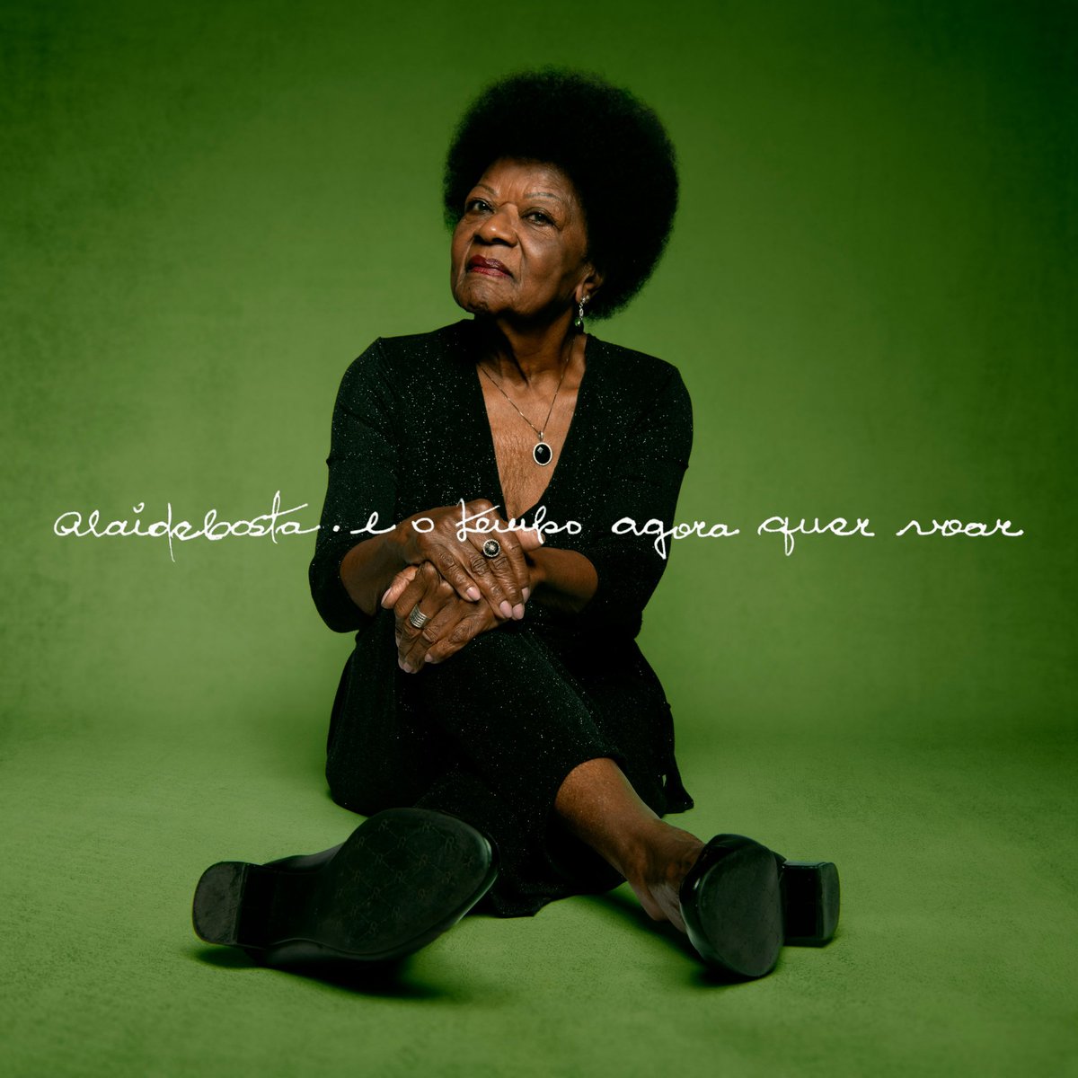 emicida's tweet photo. Acompanhar mais de perto a trajetória de Alaíde Costa foi um bálsamo para a alma nos últimos anos. Uma verdadeira faculdade de música, de arte e de vida que o universo proporcionou a mim e a meus parças Marcus Preto e Pupilo.
Gratidão é pouco para expressar a imensidão que tem sido fazer parte disso aqui. 
Por favor, ouçam e compartilhem o novo,  incrível (e já meu favorito!!) disco de Alaíde Costa - e o tempo agora quer voar. 
Tem Caetano ( que sonho ver essa faixa ganhar vida), Nando Reis brilhando como só ele sabe e fazendo o som reluzir igual! tem Rashid que veio poeta demais na faixa que assina junto com Peranzetta, Junio Barreto que é uma força da natureza com sua caneta abençoada, Claudette Soares (parceira de miliano da Lalá!) Rubel (a pessoa com quem eu mais divido composições acho❤️) Luz Ribeiro em sua delicadeza e poder canetando conosco! Clara Delgado (que alegria conhecê-la numa aventura tão deliciosa), Cristovão Bastos e Zé Renato sendo ouro puro como sempre! Carlinhos Brown e Marisa monte ( aqui me faltam palavras de verdade pra descrever esses dois, sublimes e transcendentais é o que chega mais perto, porém ainda é pouco perto do que são) Leonel Pereda, Ronaldo Bastos e Zé Manoel fecham o disco como uma bela tarde ensolarada se despedindo de um dia cheio de encantos. 

A gente quer viver pra sempre nessa atmosfera quando entra nela! 

Senhoras e senhores apenas ouçam! 

E o tempo agora quer voar
💛