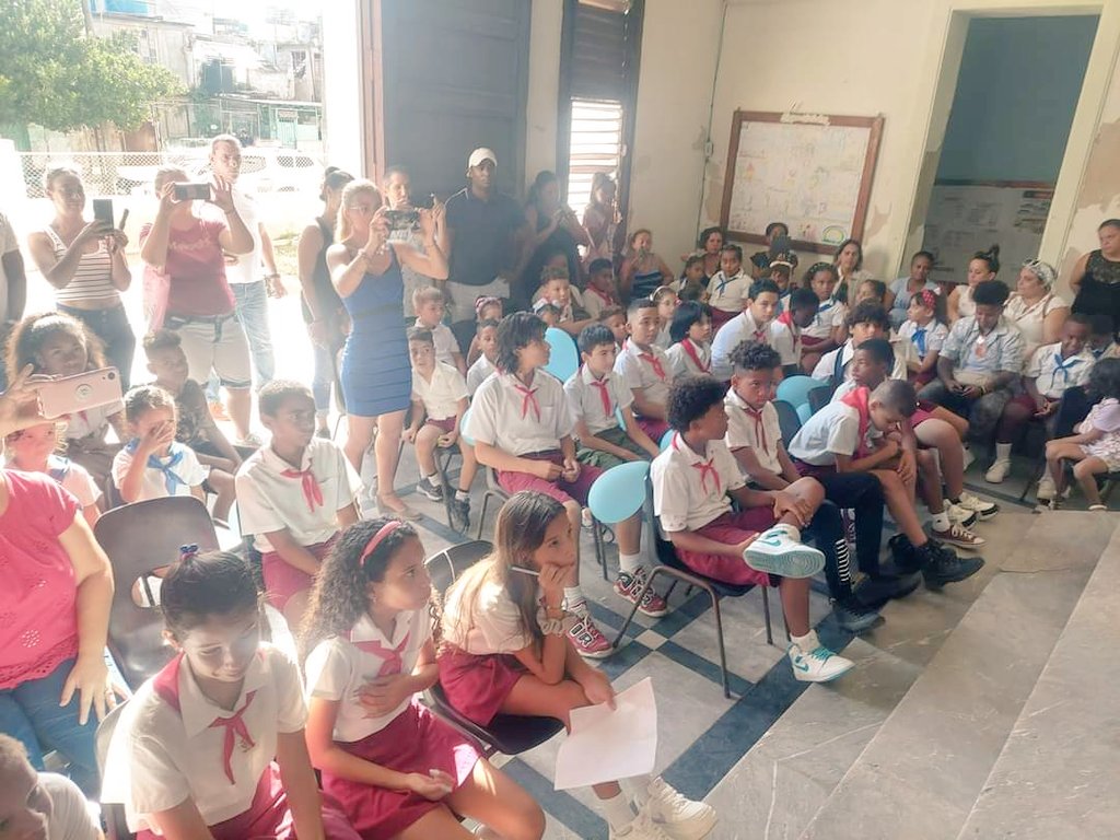 DGEducaPlaza's tweet photo. @DGEducaPlaza
PRIMARIA "Manuel Valdés Rodríguez". 
ACTO DE FIN DE CURSO, con toda la alegría y el amor que nos caracteriza. Hacemos felices a nuestra razón de ser, nuestros educandos.
#LaHabanaViveEnMí
#CubaEnModoVictoria

@DirectEducaHab 
@IzquierdoAlons1 
@Roilancu1 
    👇👇👇 https://t.co/pd0kapz3SD