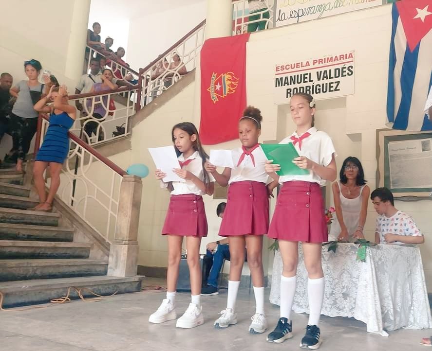 DGEducaPlaza's tweet photo. @DGEducaPlaza
PRIMARIA "Manuel Valdés Rodríguez". 
ACTO DE FIN DE CURSO, con toda la alegría y el amor que nos caracteriza. Hacemos felices a nuestra razón de ser, nuestros educandos.
#LaHabanaViveEnMí
#CubaEnModoVictoria

@DirectEducaHab 
@IzquierdoAlons1 
@Roilancu1 
    👇👇👇 https://t.co/pd0kapz3SD