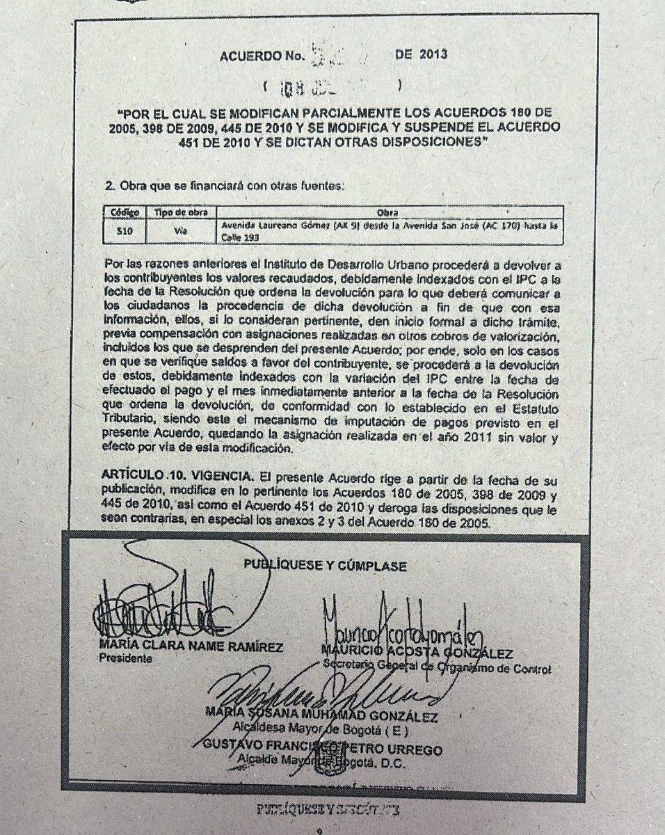 EnriquePenalosa's tweet photo. Señor Presidente, resulta que fué USTED, como alcalde, el que expidió el Decreto 364 (MEPOT) que ordena hacer la Avenida Boyacá hasta la calle 242 (ALO, que también permitía y ordenaba hacer su decreto). Más aún, con el Acuerdo 523 de 2013 de valorización presentado al Concejo por su alcaldía, asegura la financiación de la construcción de la Boyacá hasta la 183 con recursos de Valorización.Con su lógica y lenguaje, le pregunto: con esas decisiones, a qué "propietarios de ese suelo quiso volver  megamultimillonarios"? ¿Será cierto que el ladrón juzga por su condición?