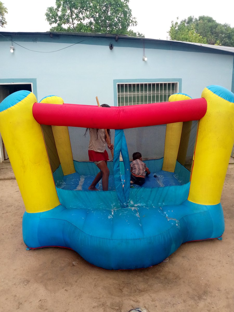 psuvcasacoima's tweet photo. @NicolasMaduro @NicolasMaduro necesito de su ayuda para hacer crecer mi emprendimiento a través de un crédito que me permita poder comprar otro inflable, una cama elástica (trampolín) y una frizer para vender helados https://t.co/JLceDvqVKp