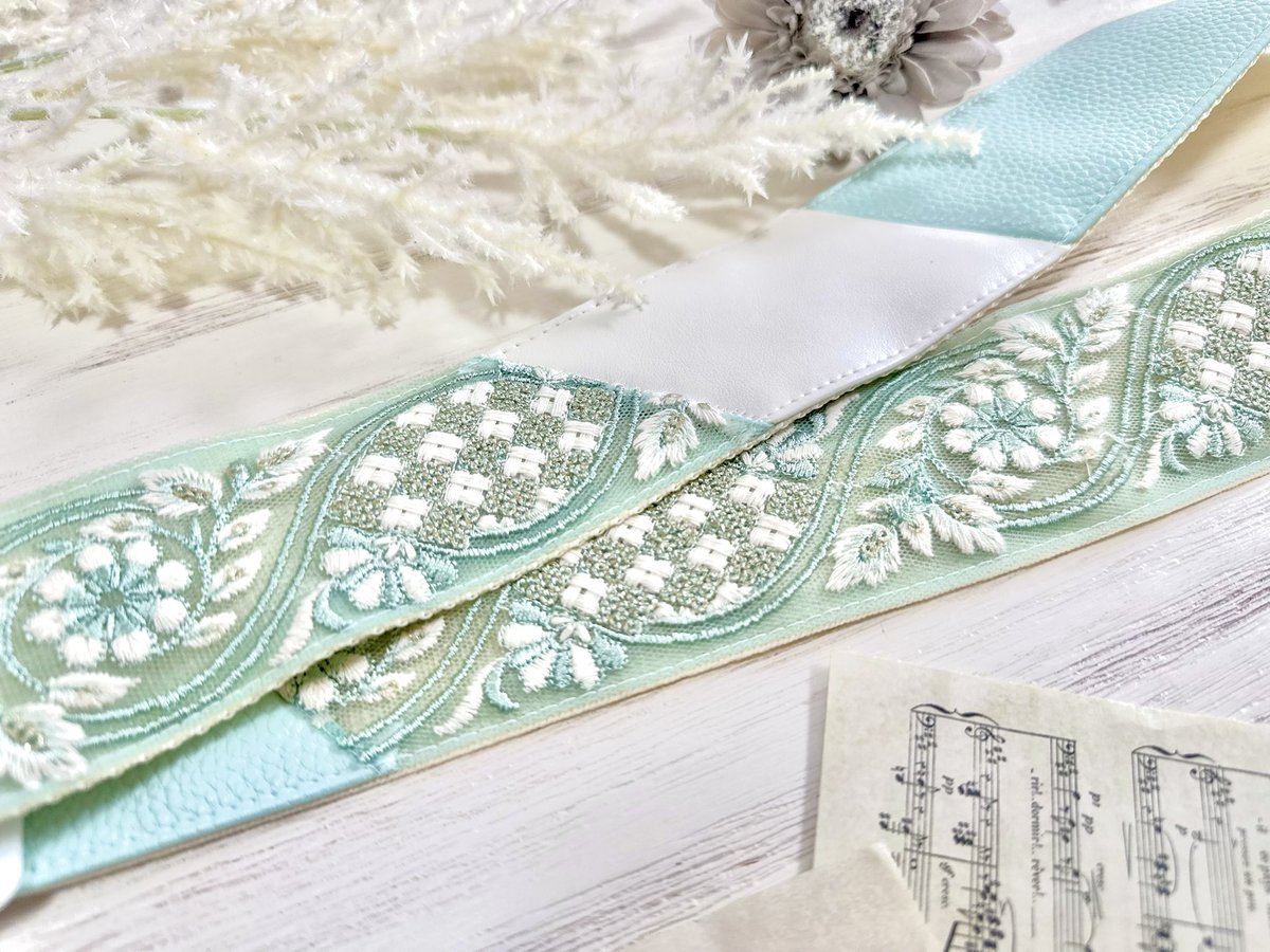 今更すぎるけど やっとこさ自分のギターに 自分のブランドのストラップ