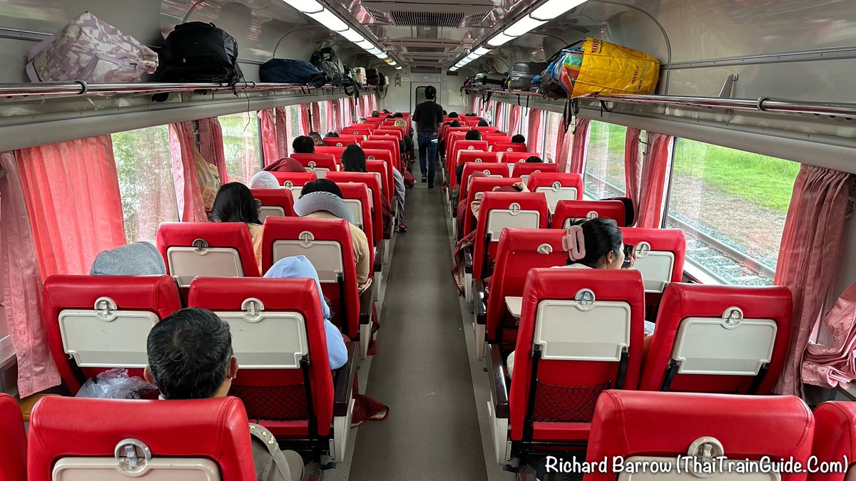 ThaiTrainGuide's tweet photo. Good morning from Rapid International No. 133 to Vientiane (Khamsavath). I slept well in my upper berth though it was freezing cold. I’m glad I brought my jacket. There are four carriages crossing the border. The 2nd Class sleeper and seated carriages and two 3rd Class carriages. https://t.co/bqEXgLzT4c