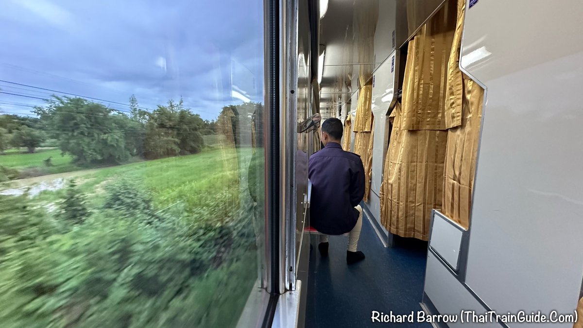 ThaiTrainGuide's tweet photo. Good morning from Rapid International No. 133 to Vientiane (Khamsavath). I slept well in my upper berth though it was freezing cold. I’m glad I brought my jacket. There are four carriages crossing the border. The 2nd Class sleeper and seated carriages and two 3rd Class carriages. https://t.co/bqEXgLzT4c