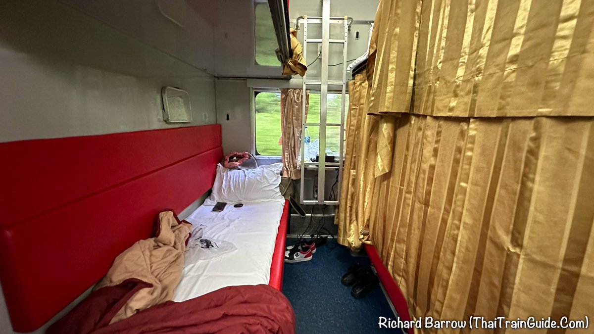 ThaiTrainGuide's tweet photo. Good morning from Rapid International No. 133 to Vientiane (Khamsavath). I slept well in my upper berth though it was freezing cold. I’m glad I brought my jacket. There are four carriages crossing the border. The 2nd Class sleeper and seated carriages and two 3rd Class carriages. https://t.co/bqEXgLzT4c