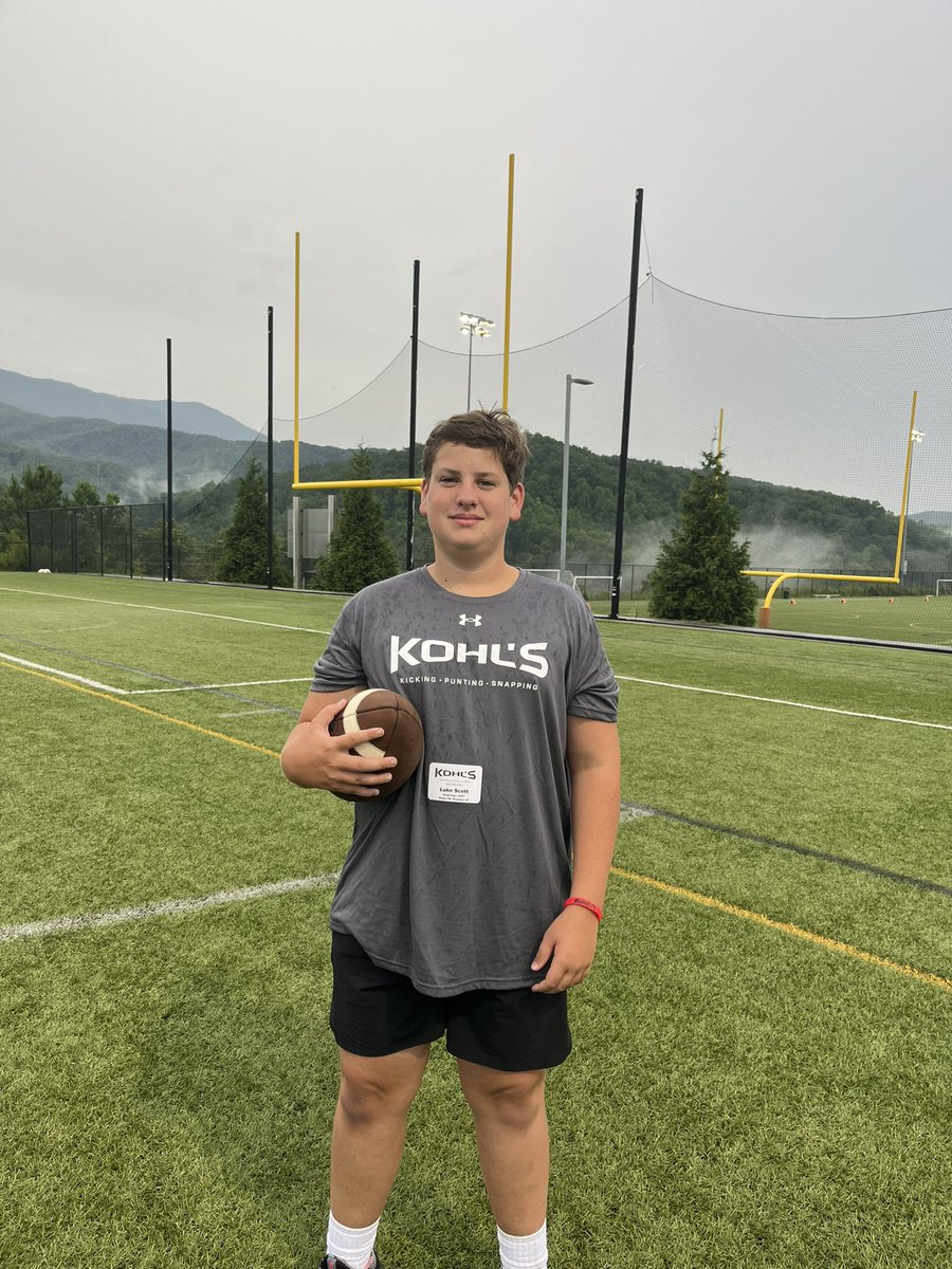 Lukelongsnapps's tweet photo. Last day of preparing before the Kohls National Scholarship Camp. @KohlsSnapping @Football_BCS @BCHS_Saints @GarrettDane2027 @RobbyDonaldson https://t.co/7UpiDt2jfk