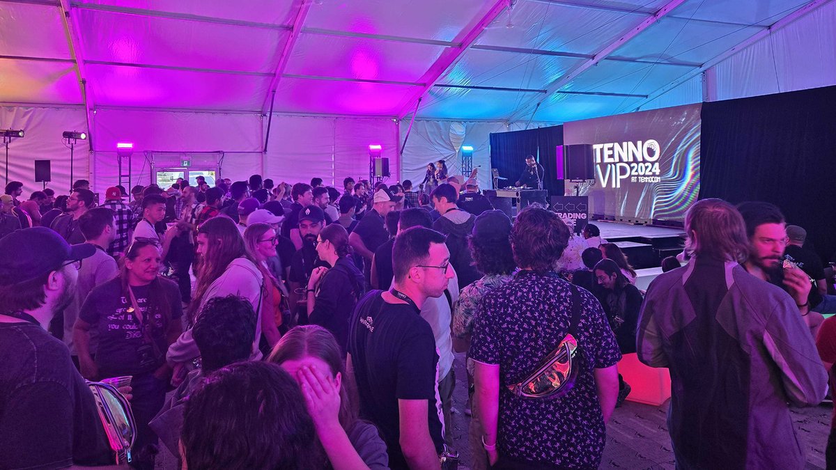 PlayWarframe's tweet photo. The energy is already high, but DJ iHearCanva$ is kicking things up a notch with a unique Warframe-inspired set. #TennoVIP https://t.co/X0wqZXIHLq