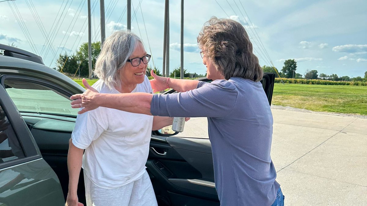 BREAKING: Sandra Hemme is finally free after 43 years.

Read more: shorturl.at/FaKbu