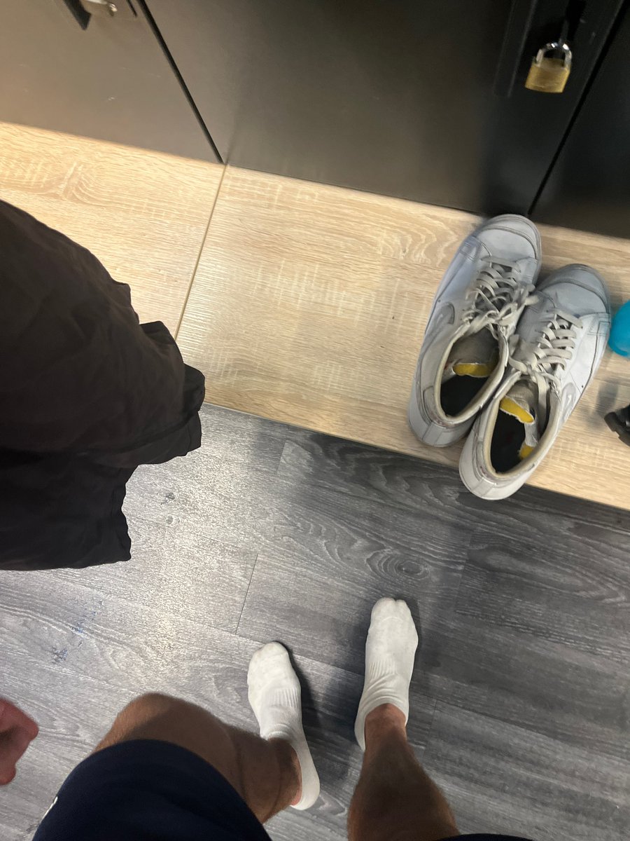 Cazzone2003's tweet photo. dopo palestra.. chi vuole annusare? #feet https://t.co/bNufjEMZhn
