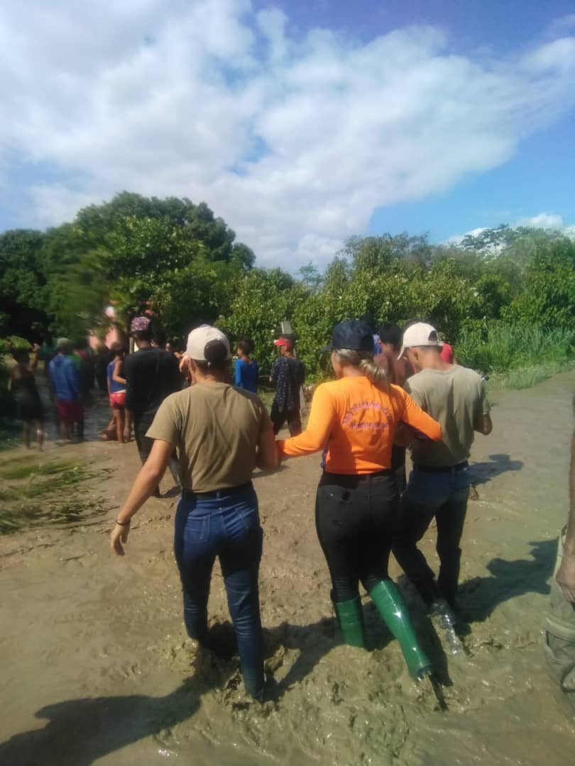 MINECPortuguesa's tweet photo. Entes adscritos al Ministerio de Ecosocialismo en el estado Portuguesa, Bomberos forestales y Guardaparques, se desplegaron de manera activa por la creciente de los niveles hídricos del Río Guanare, afectando zonas adyacentes al caudal de agua. https://t.co/9P8urB105y