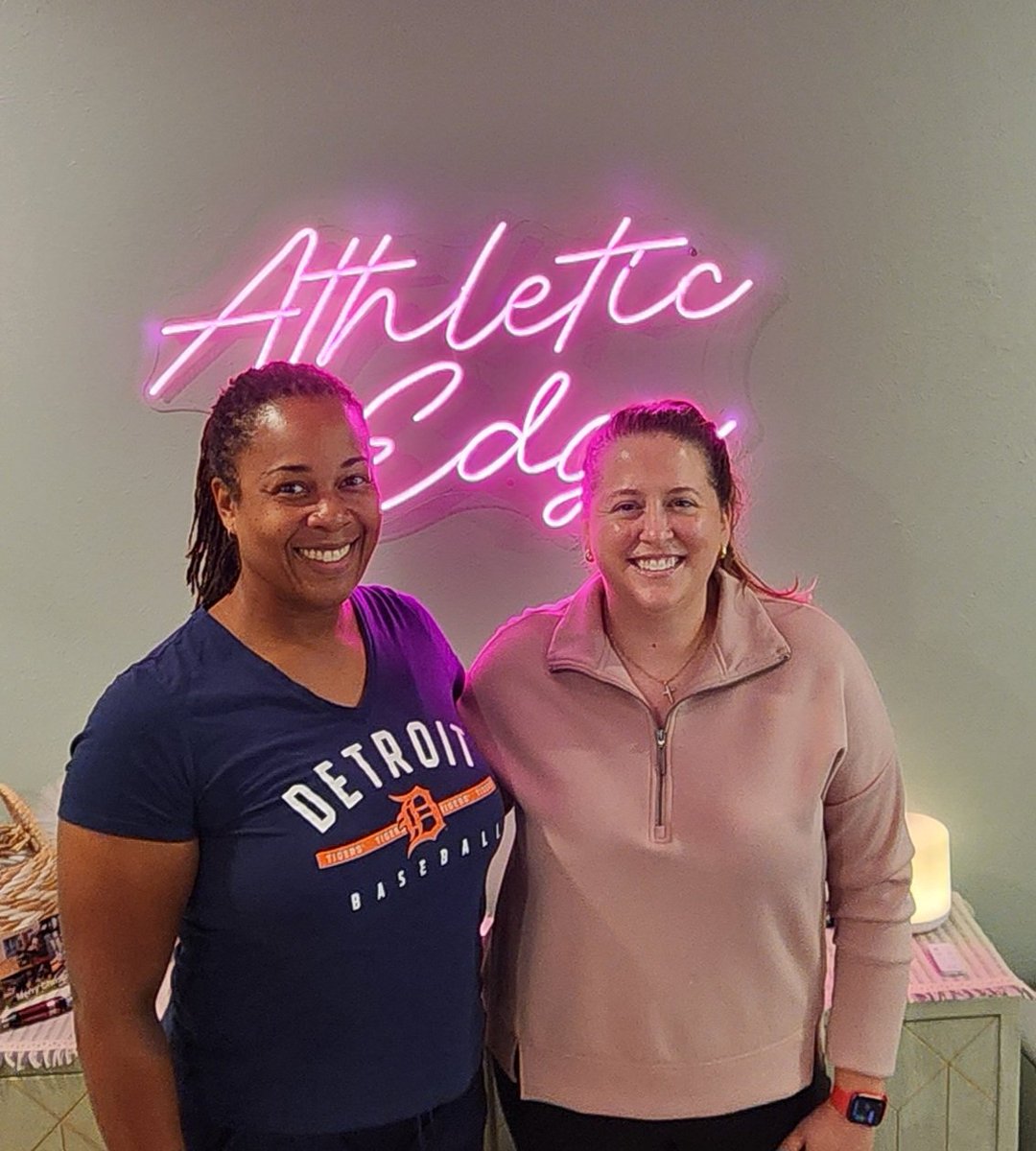 ThrowSumthin's tweet photo. All I know is that I walked in with pain, and I left with relief!

I'm not sure what she has in her hands, but honey! Her hands are ANNOINTED!

.@DrHartDFW, thank you all for your help!  

#AthleticEdge
#Chiropractor #AthleticTrainer 
#LicensedHands
#PopMeBackIntoPlace https://t.co/CNVTrk28P6