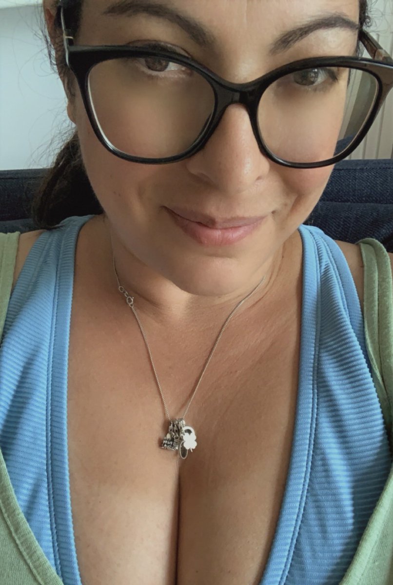 TheBumblingBee_'s tweet photo. Tan lines, margaritas and yummy food. I’m officially off now 🥳 
Hope y’all have a lovely Friday 💜 https://t.co/igzkAfxWVo