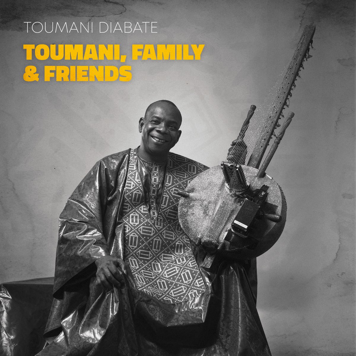 RFI_EPOPEE's tweet photo. Nous apprenons la disparition à 58 ans du virtuose de la kora, Toumani Diabaté. Homme affable, interlocuteur attentif, artiste émérite, figure essentielle du Mali, il fut un pilier de « L’épopée des Musiques Noires » 👉 https://t.co/35kTqKyEJW 🎧 Que la terre lui soit légère 🙏 https://t.co/qRA5vMqIMi