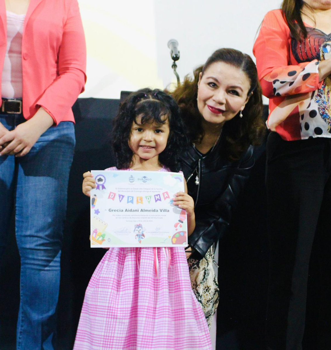 DIFMunicipalDgo's tweet photo. ¡Una mañana llena de sonrisas en el cierre del ciclo escolar del CAI!

50 niñas y niños disfrutaron su ceremonia de graduación del Centro de Atención Infantil. Los papás celebraron con orgullo, mientras el DIF Municipal entregaba diplomas con entusiasmo y cariño.

¡Enhorabuena! https://t.co/oMP6B4QHNX