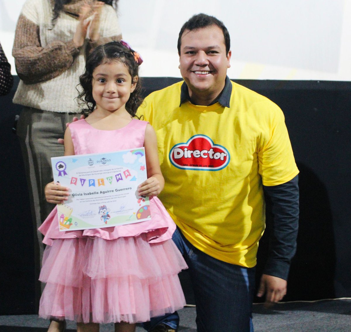 DIFMunicipalDgo's tweet photo. ¡Una mañana llena de sonrisas en el cierre del ciclo escolar del CAI!

50 niñas y niños disfrutaron su ceremonia de graduación del Centro de Atención Infantil. Los papás celebraron con orgullo, mientras el DIF Municipal entregaba diplomas con entusiasmo y cariño.

¡Enhorabuena! https://t.co/oMP6B4QHNX